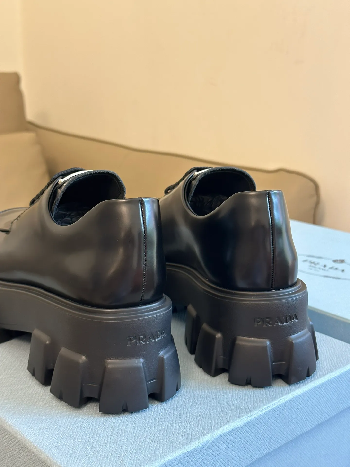 👟👟Ex-factory price 480👟👟 prada fw23 new arrival～ pjia’s new 2023 autumn and winter thick-soled shoes🆕 Classic lace-up thick soles decorated with triangle logo, more recognizable, very attractive and easy to wear! The upper is made of open-edge beaded cowhide, and the sole is made of lightweight high-density foam material! Top quality 35-41
